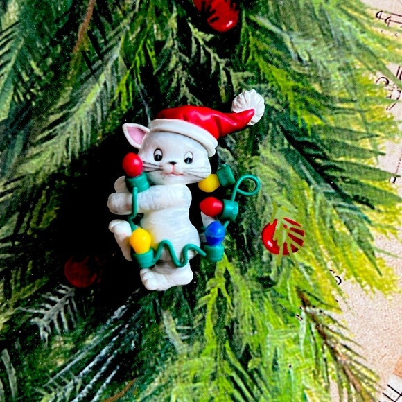 Avon Jewelry - Tangled Kitten Christmas Pin